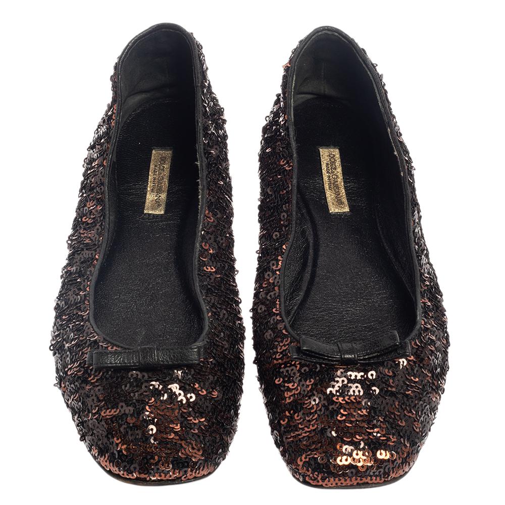 Let your fairytale dreams come alive wearing this stunning pair of Dolce & Gabbana ballet flats. Crafted in sequins-covered fabric in black and brown hues, this beautiful pair of comfortable shoes feature bows at the vamps that are hard to miss.

