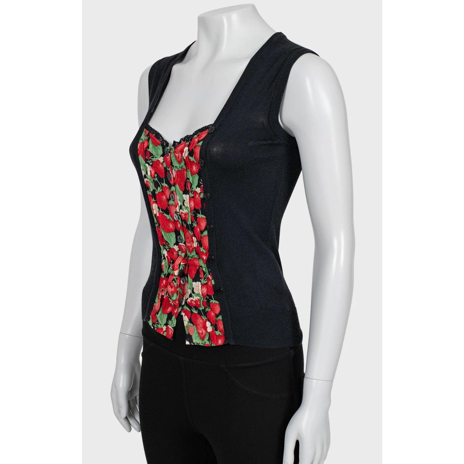 Questa canotta nera di Dolce & Gabbana è un'aggiunta chic e versatile a qualsiasi guardaroba! 
Presenta una vestibilità elegante e sottile e un'abbottonatura sul davanti.
L'inserto decorativo eleva il design minimalista, aggiungendo un tocco di