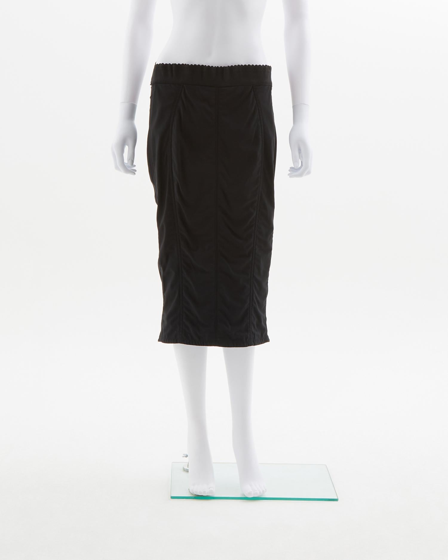 - Satin front black panel with hook-and-eye detail referencing corsetry 
- Sold by Skof.Archive
- Hight waist stretch pencil skirt
- Stretchy composition 
- Wide elasticated waistband 
- Spring Summer 1991

Size : 
FR 38 - IT 42 - UK 10 - US 6