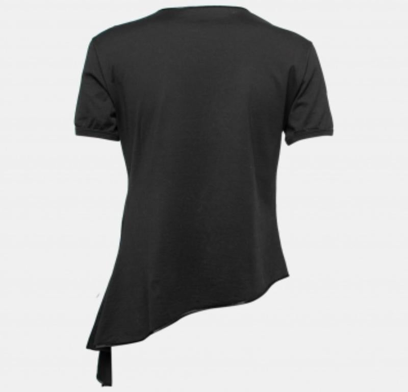 Pour votre prochaine sortie décontractée, portez ce haut Dolce & Gabbana pour une allure chic. Il est créé à partir d'un mélange de tissus de qualité, et son ourlet asymétrique en fait un modèle remarquable. Avec ses manches courtes et son encolure