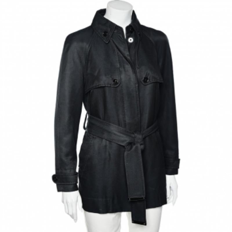Cette veste de la maison Dolce & Gabbana vous donne une allure éblouissante et élégante. Il a été cousu dans un tissu de coton noir et présente un détail ceinturé, un devant boutonné et deux poches extérieures. Il a des manches longues. Affichez