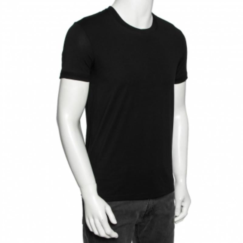 Esta camiseta de Dolce & Gabbana es un básico de armario con su silueta ajustada negra y su diseño sencillo. Está confeccionada en algodón y es muy cómoda, con mangas cortas y cuello redondo.