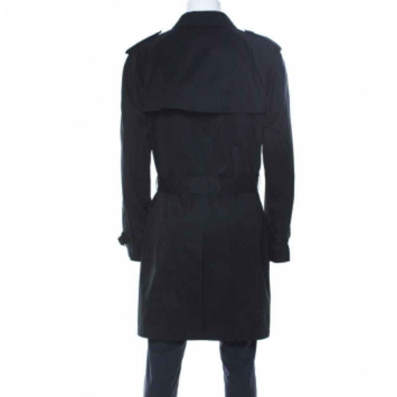 Una scelta perfetta per fare una dichiarazione elegante e sofisticata, questo cappotto nero di Dolce & Gabbana sarà un'aggiunta da sogno all'armadio di ogni gentiluomo. Il cappotto è realizzato in tessuto di cotone leggero e resistente e presenta