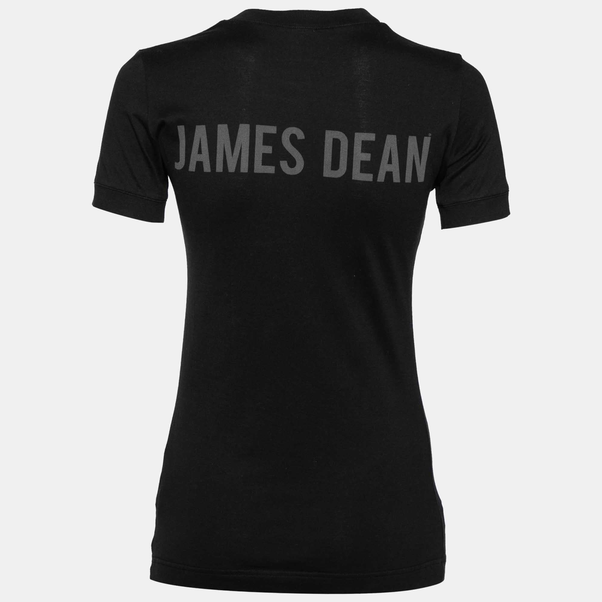 The house of Dolce & Gabbana exhibits its mastery in crafting classic silhouettes and lending a free-flowing look through this piece. This chic T-shirt is made with black cotton and features a James Dean print on the front. Spend the day comfortably