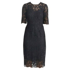 Dolce & Gabbana Schwarzes Midikleid mit kurzen Ärmeln und geblümter Baumwollspitze und Blumen