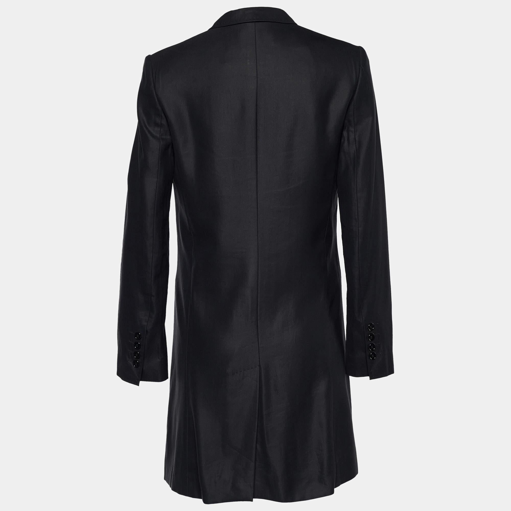To add some extra elegance to your winter wardrobe, this coat from Dolce & Gabbana is all you need. Featuring long sleeves and button detailing, the mid-length coat also comes with front pockets. The structured shape adds a polished touch.


