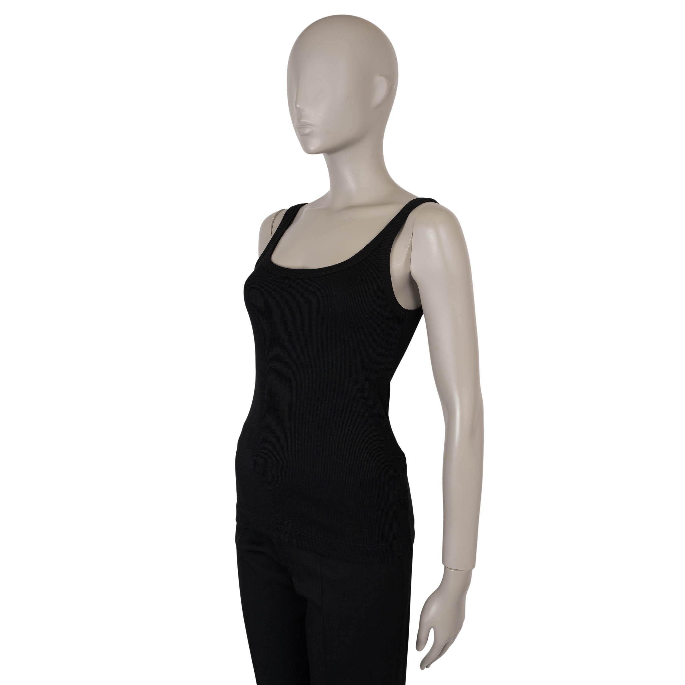 Dieses klassische Tank-Top aus schwarzer, gerippter Baumwolle (100%) von Dolce & Gabbana verbindet Schlichtheit mit einem charakteristischen Touch. Der Rundhalsausschnitt und das Logo-Etikett an der Außenseite des Rückens machen es zu einem