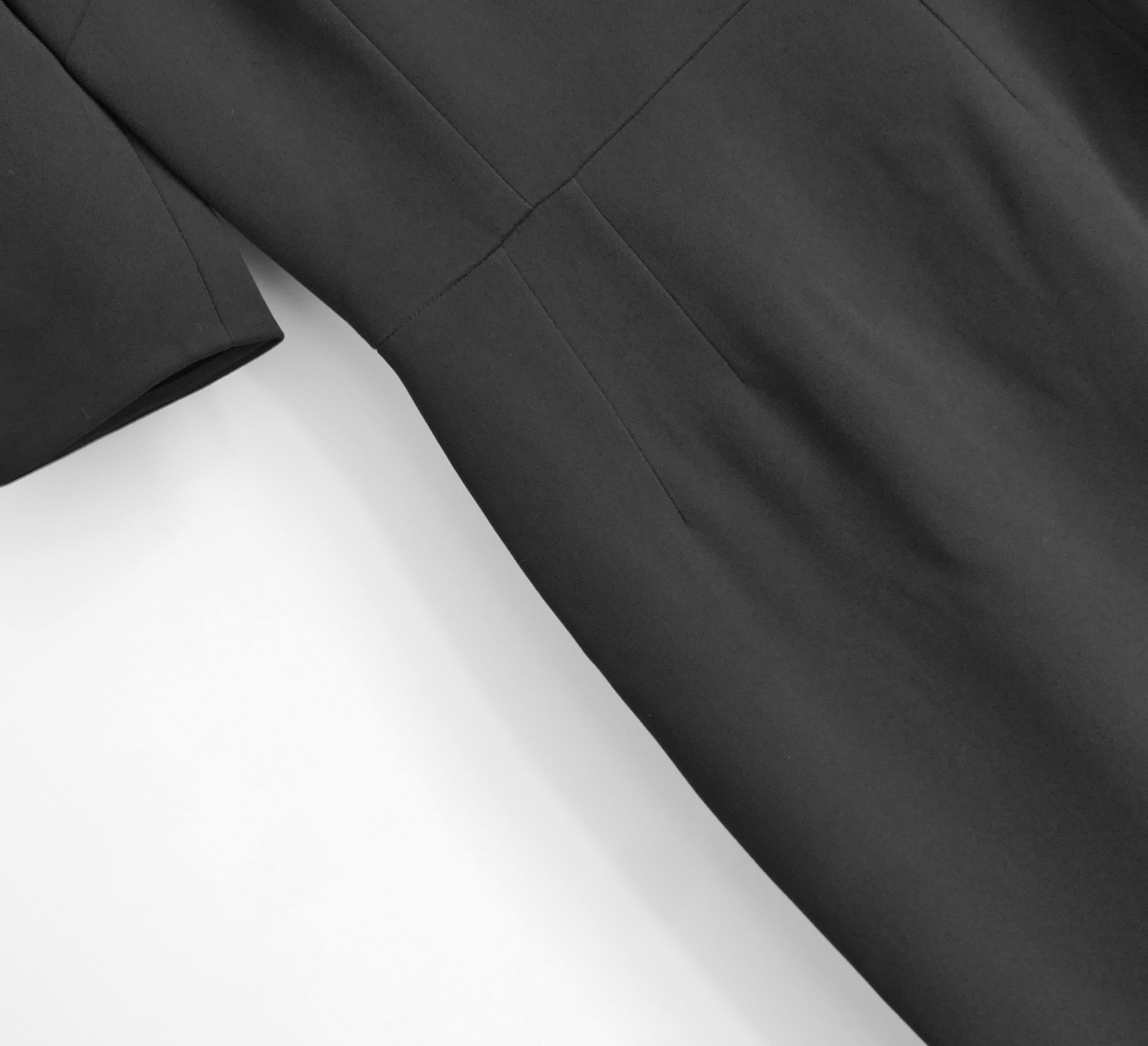 Klassisches, zeitlos feminines schwarzes Etuikleid von Dolce & Gabbana.  Gekauft für £1750 und neu mit Tags. Es ist aus glattem, schwarzem Viskose-Crêpe-Mix gefertigt und hat eine geschwungene Taille, eine geschwungene Hüfte und kurze Ärmel. Hat