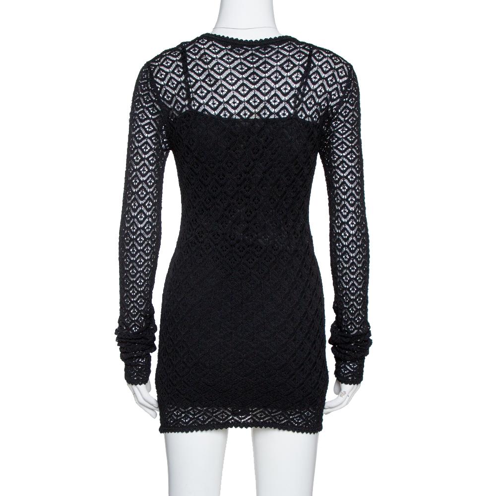This lovely Dolce & Gabbana mini dress is perfect for a fun outing with friends. Crafted from a cotton-blend, the clack number has a crochet lace exterior. It has a round neck, long sleeves and a fitted silhouette.

