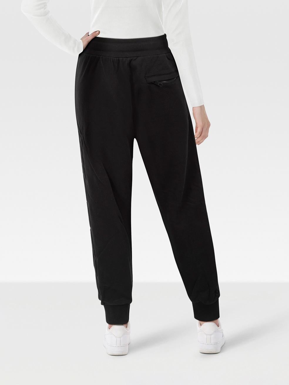 El ESTADO es Muy bueno. Apenas se aprecia desgaste en los pantalones de este artículo usado de reventa del diseñador Dolce & Gabbana.
 

 Detalles
 

 

 Negro
 

 Algodón
 

 Joggers
 

 Cónico
 

 Detalle del logotipo
 

 Cintura y perneras
