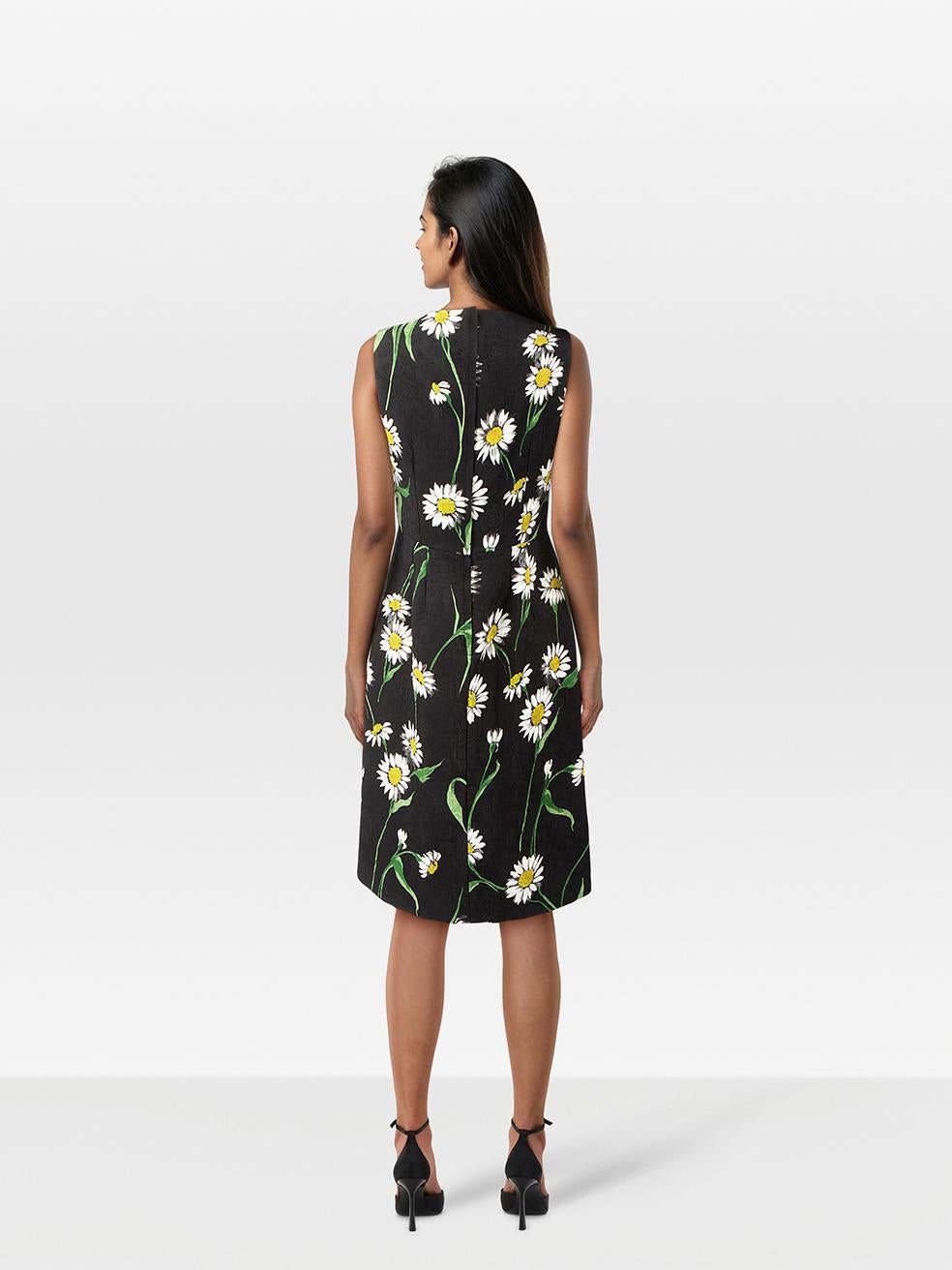 CONDIZIONE: molto buona. L'usura dell'abito è minima. Scolorimento sotto entrambe le ascelle su questo articolo usato di Dolce & Gabbana.
 
 
 
 Dettagli
 
 
 Multicolore - tono nero
 
 Viscosa
 
 Abito
 
 Stampa margherita
 
 Midi
 
 Senza maniche
