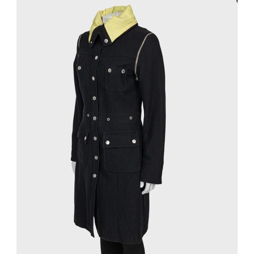 Peppen Sie Ihre Garderobe mit diesem vielseitigen schwarzen Mantel von Dolce & Gabbana auf! Die Ärmel dieses stilvollen Kleidungsstücks sind abnehmbar, so dass Sie es in eine schicke ärmellose Weste verwandeln können. Perfekt für den Übergang