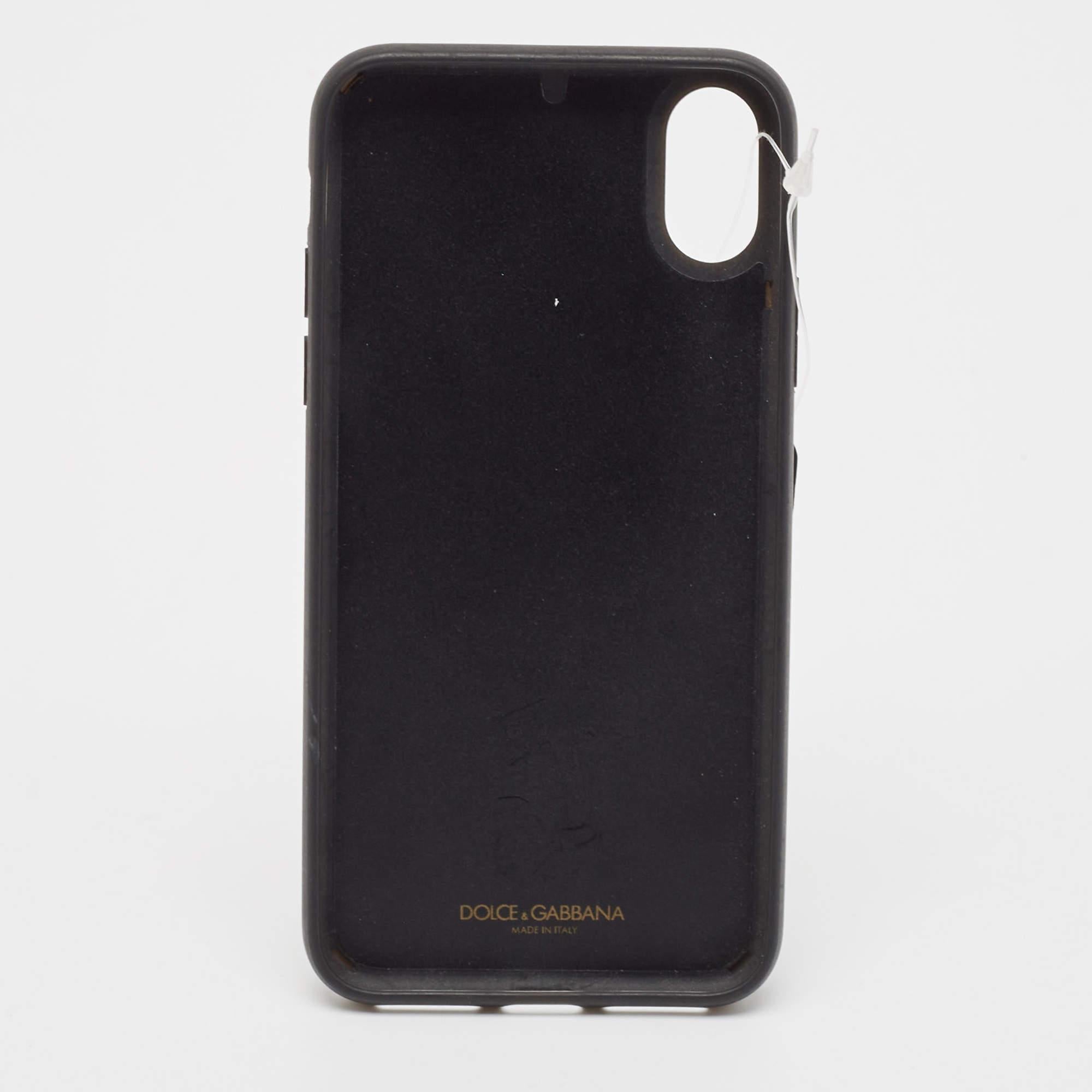 Opt for a stylish way to protect your phone with this Dolce and Gabbana case crafted from leather in black. It flaunts the DG logo for a signature touch and is suitable for iPhone X.
