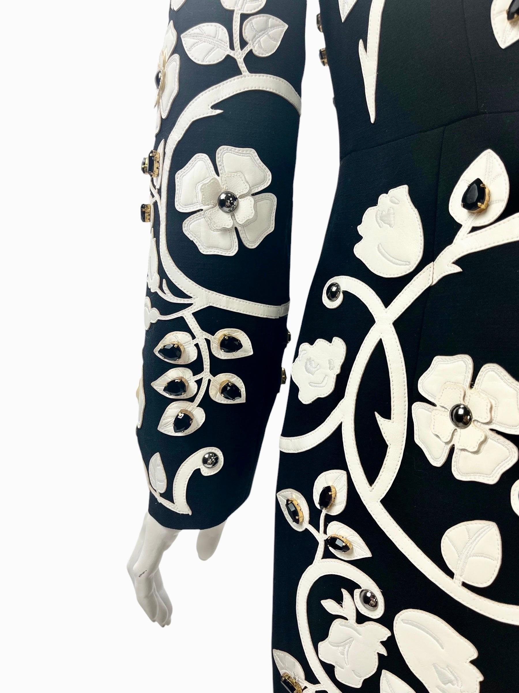 Dolce & Gabbana Schwarzes Kleid mit Kristall- und Kamee-Verzierung aus weißem Leder und Applique im Angebot 6