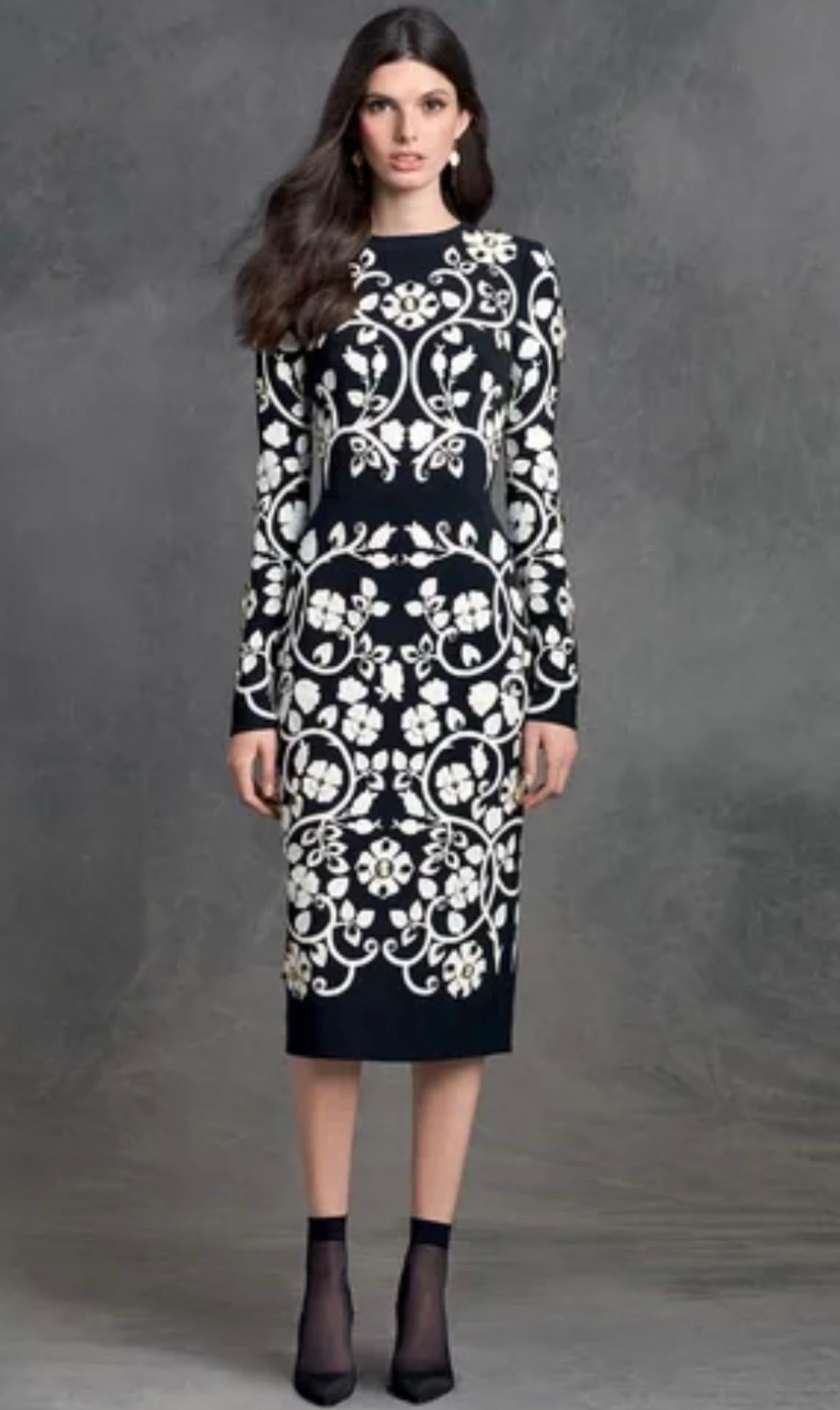 Seltenes schwarzes Kleid von Dolce & Gabbana.
Schwarze Wolle ist mit einer 3D-Applikation aus weißem Leder versehen und mit Kristallen, Kameen und Nieten verziert. 
IT Größe 42 - US 6
Oberweite 36