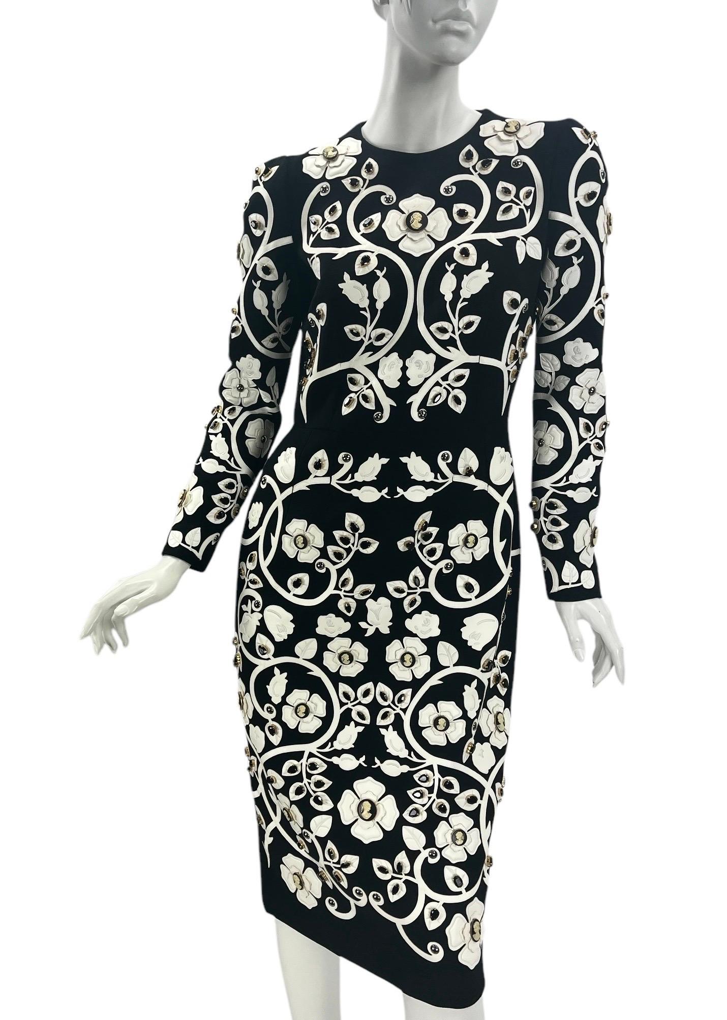 Dolce & Gabbana Schwarzes Kleid mit Kristall- und Kamee-Verzierung aus weißem Leder und Applique im Zustand „Neu“ im Angebot in Montgomery, TX