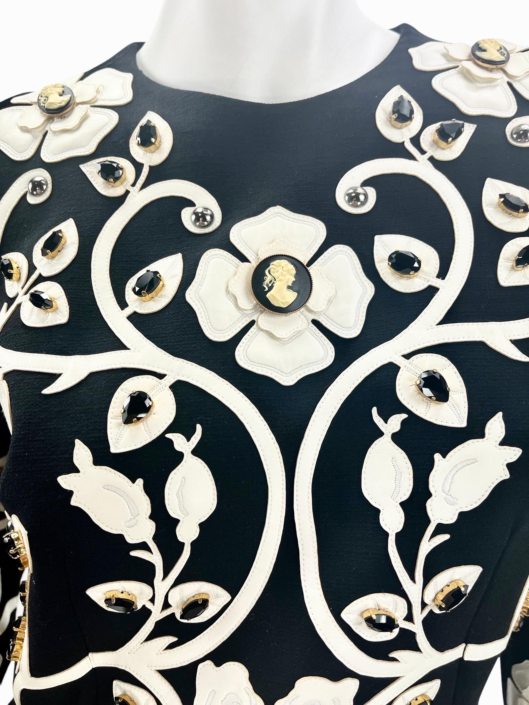 Dolce & Gabbana Schwarzes Kleid mit Kristall- und Kamee-Verzierung aus weißem Leder und Applique im Angebot 1