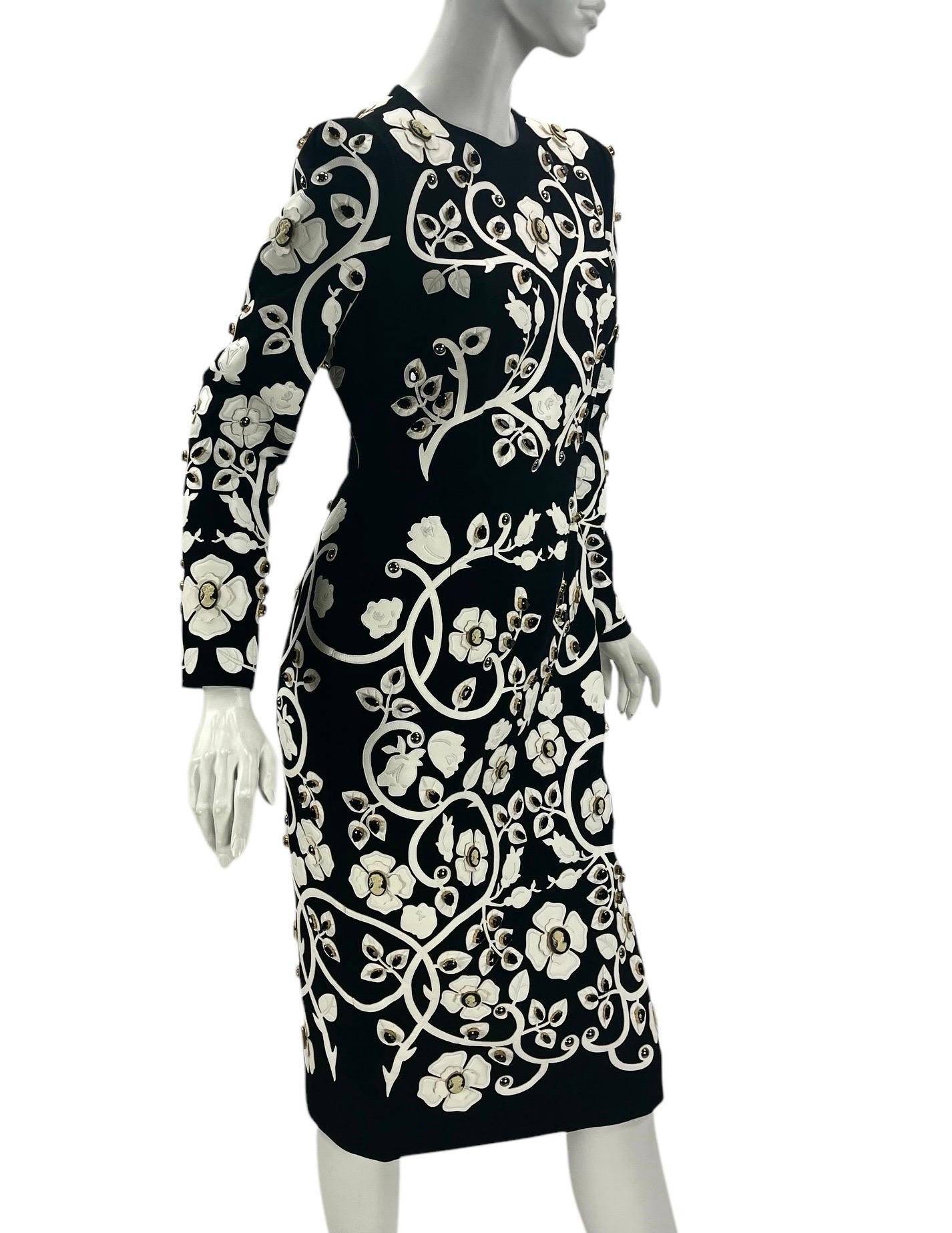 Dolce & Gabbana Schwarzes Kleid mit Kristall- und Kamee-Verzierung aus weißem Leder und Applique im Angebot 2