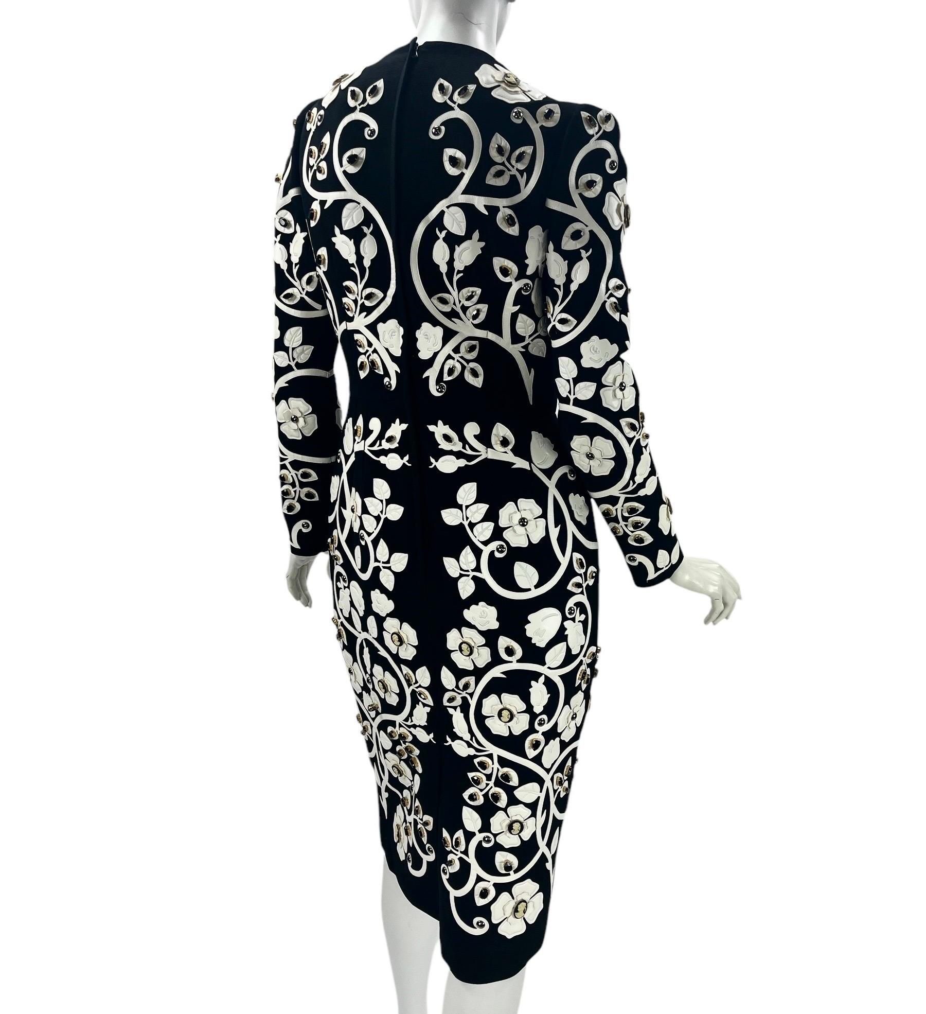 Dolce & Gabbana Schwarzes Kleid mit Kristall- und Kamee-Verzierung aus weißem Leder und Applique im Angebot 3