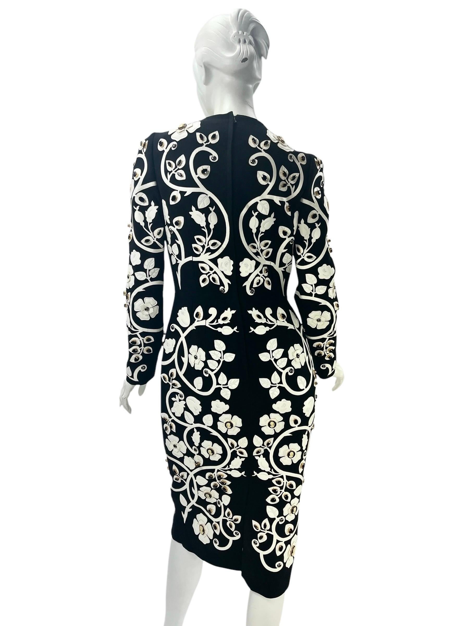 Dolce & Gabbana Schwarzes Kleid mit Kristall- und Kamee-Verzierung aus weißem Leder und Applique im Angebot 4