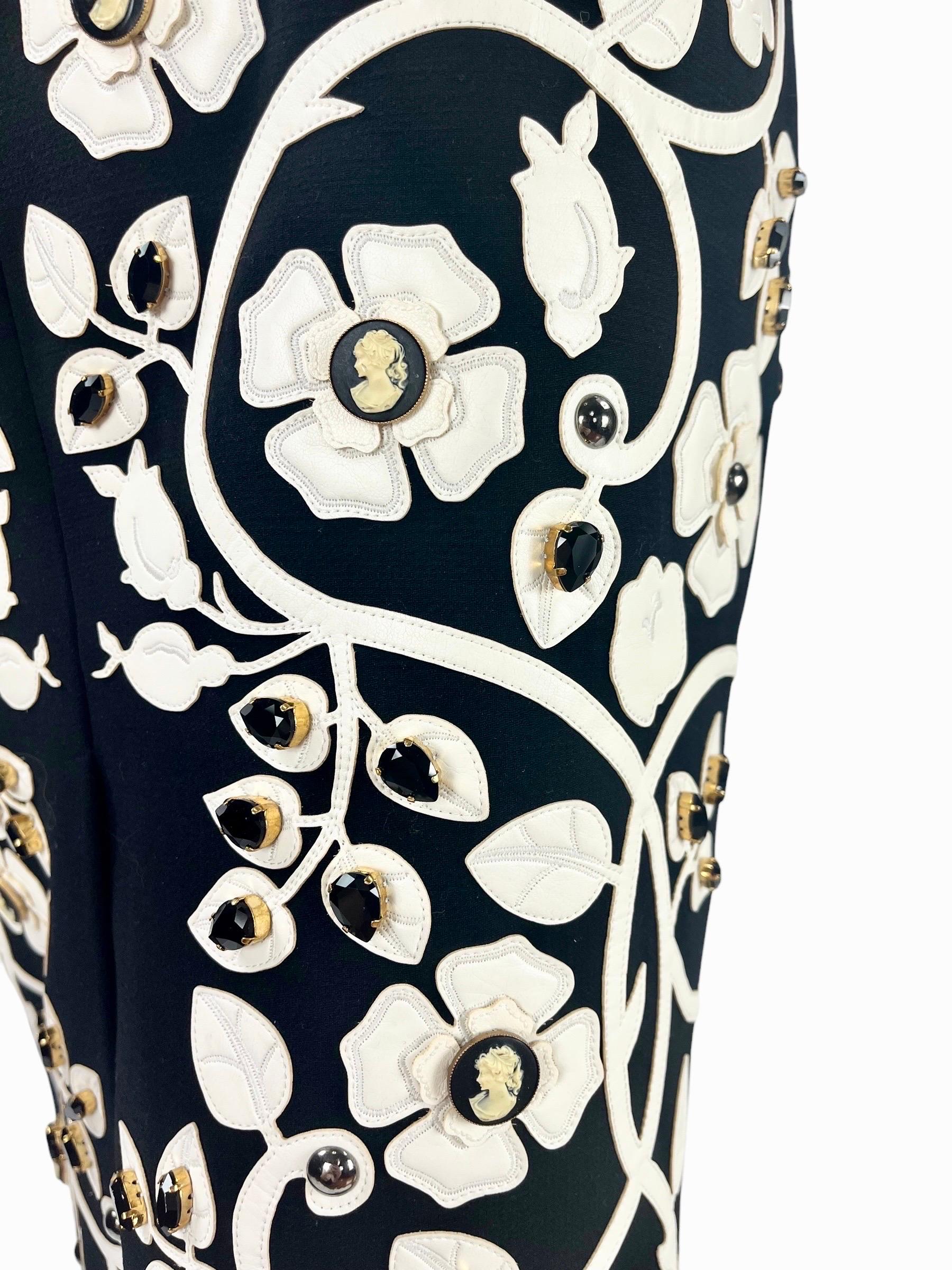 Dolce & Gabbana Schwarzes Kleid mit Kristall- und Kamee-Verzierung aus weißem Leder und Applique im Angebot 5