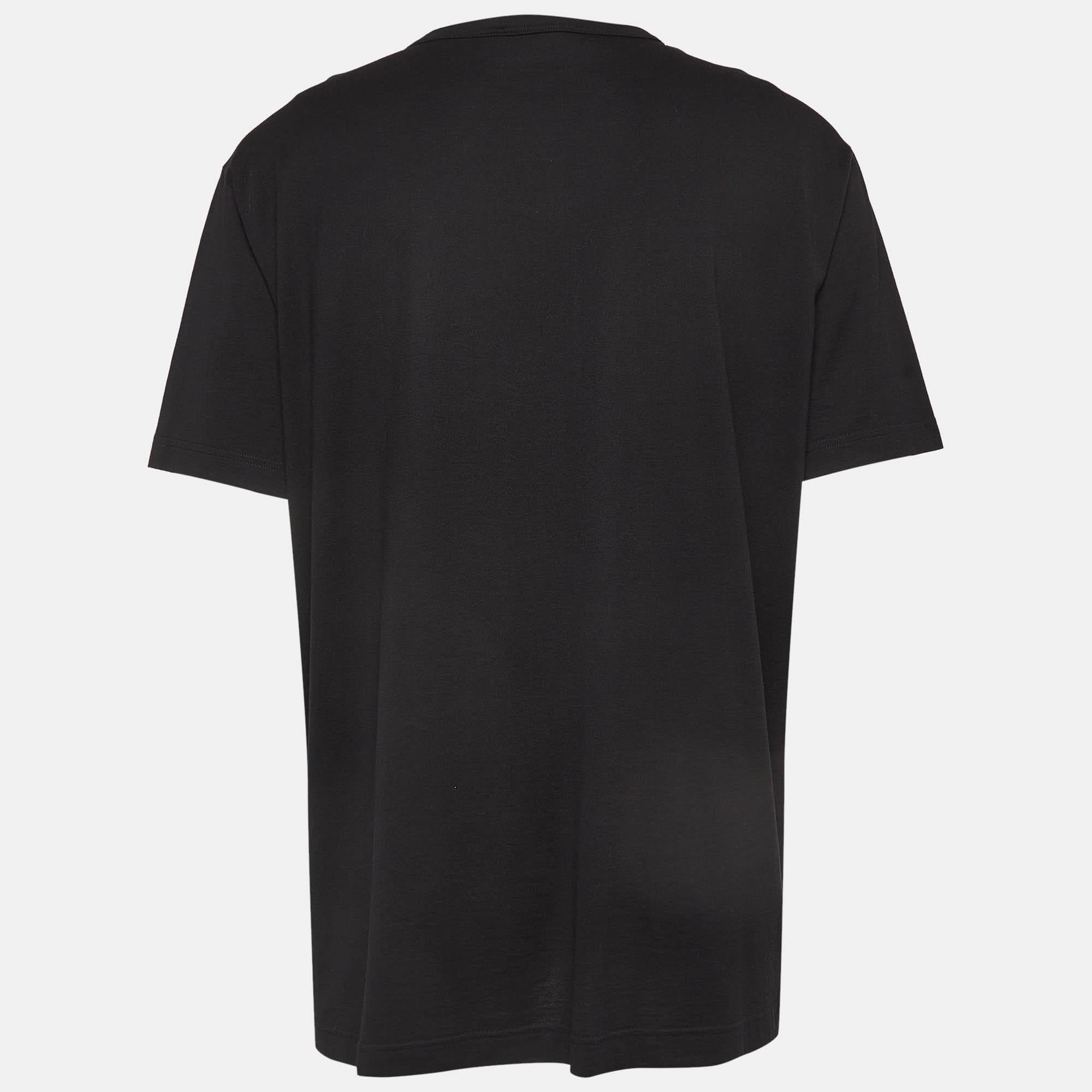 A perfect combination of comfort luxury and style this designer t shirt is a must have piece Made from quality materials the creation can be styled with denim pants and sneakers for a cool look.