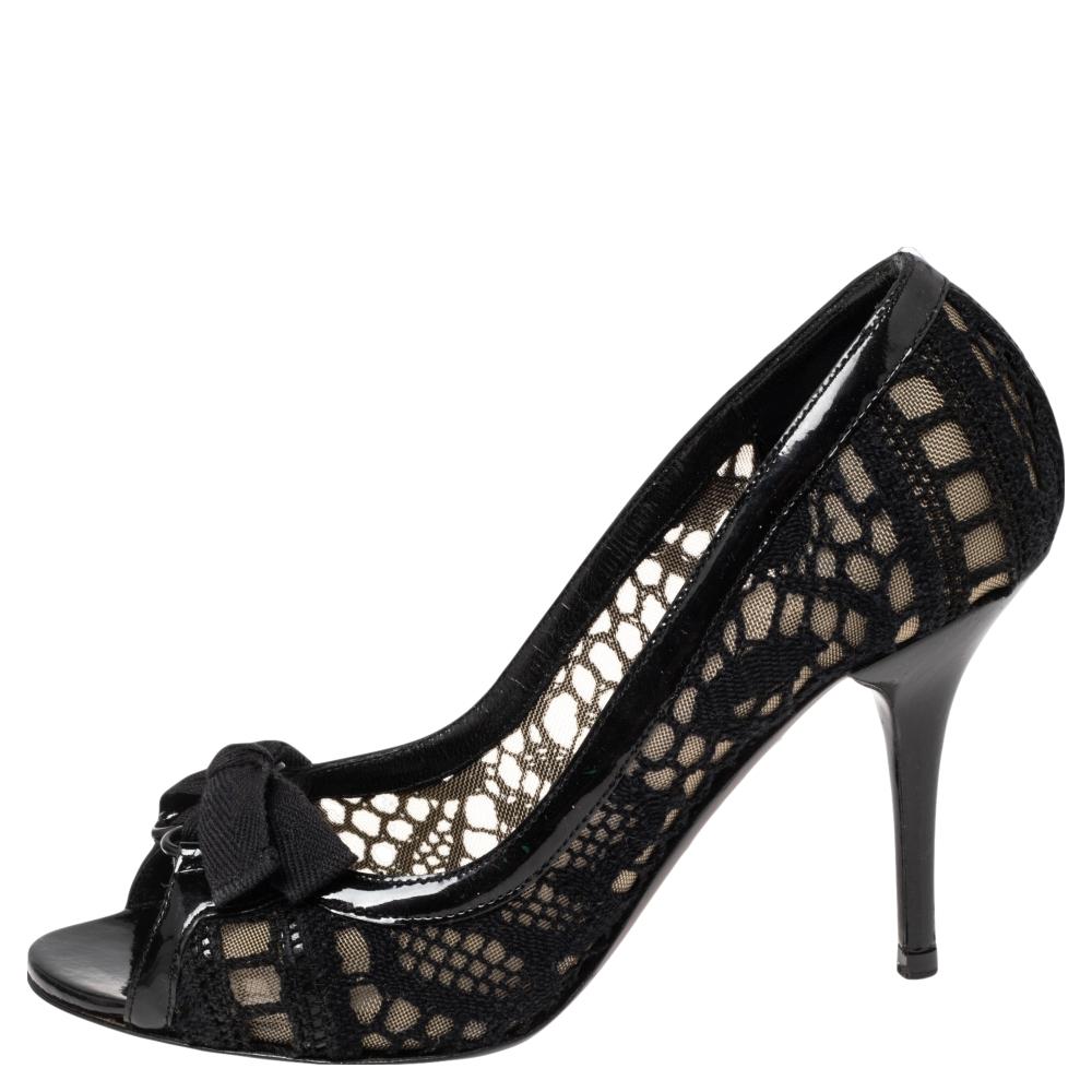 Covered with delicate black embroidered lace and mesh on the upper, these pumps from Dolce & Gabbana deliver a sense of feminine aesthetic and poise with their design. The upper is enhanced with a bow motif attached to the front and leather trims.