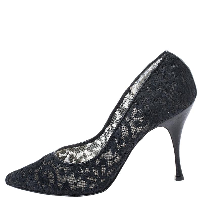 These black Dolce&Gabbana pumps are flowing with utmost splendour. They are covered in embroidered mesh and leather trim, styled with pointed toes and beautifully balanced on 10 cm heels. You'll love owning this pair!

