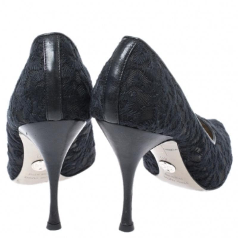 Dolce & Gabbana Schwarzes besticktes Netz Lederbesatz spitze Zehe Pumps Größe 40 im Angebot 2