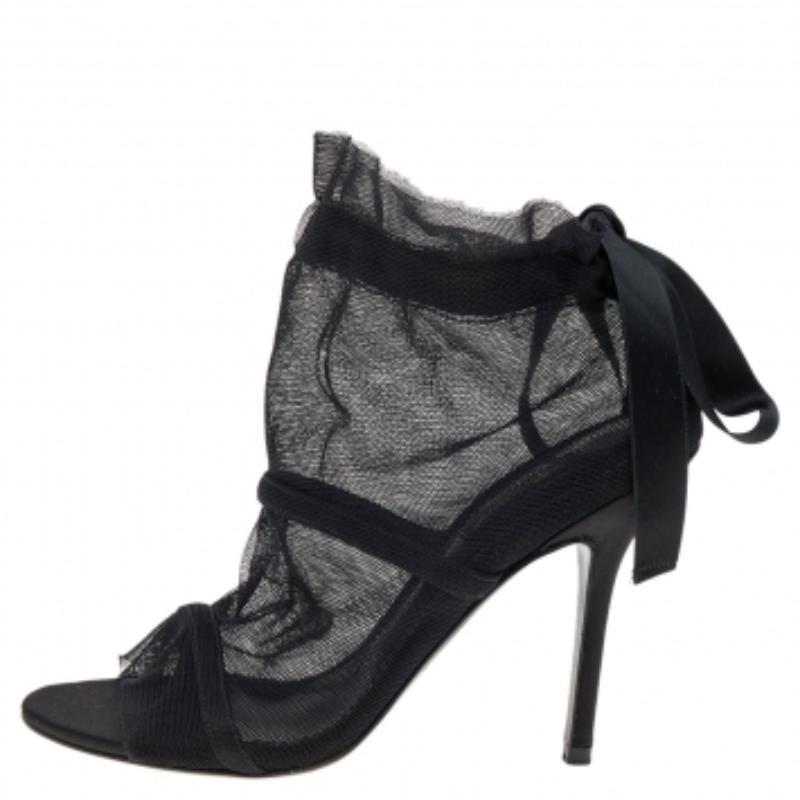 Apportez une touche d'élégance à vos pieds avec ces bottines de Dolce & Gabbana. Le Label du duo de créateurs ne manque jamais d'impressionner les fashionistas du monde entier avec ses créations. Ces bottines présentent un extérieur en tissu mesh