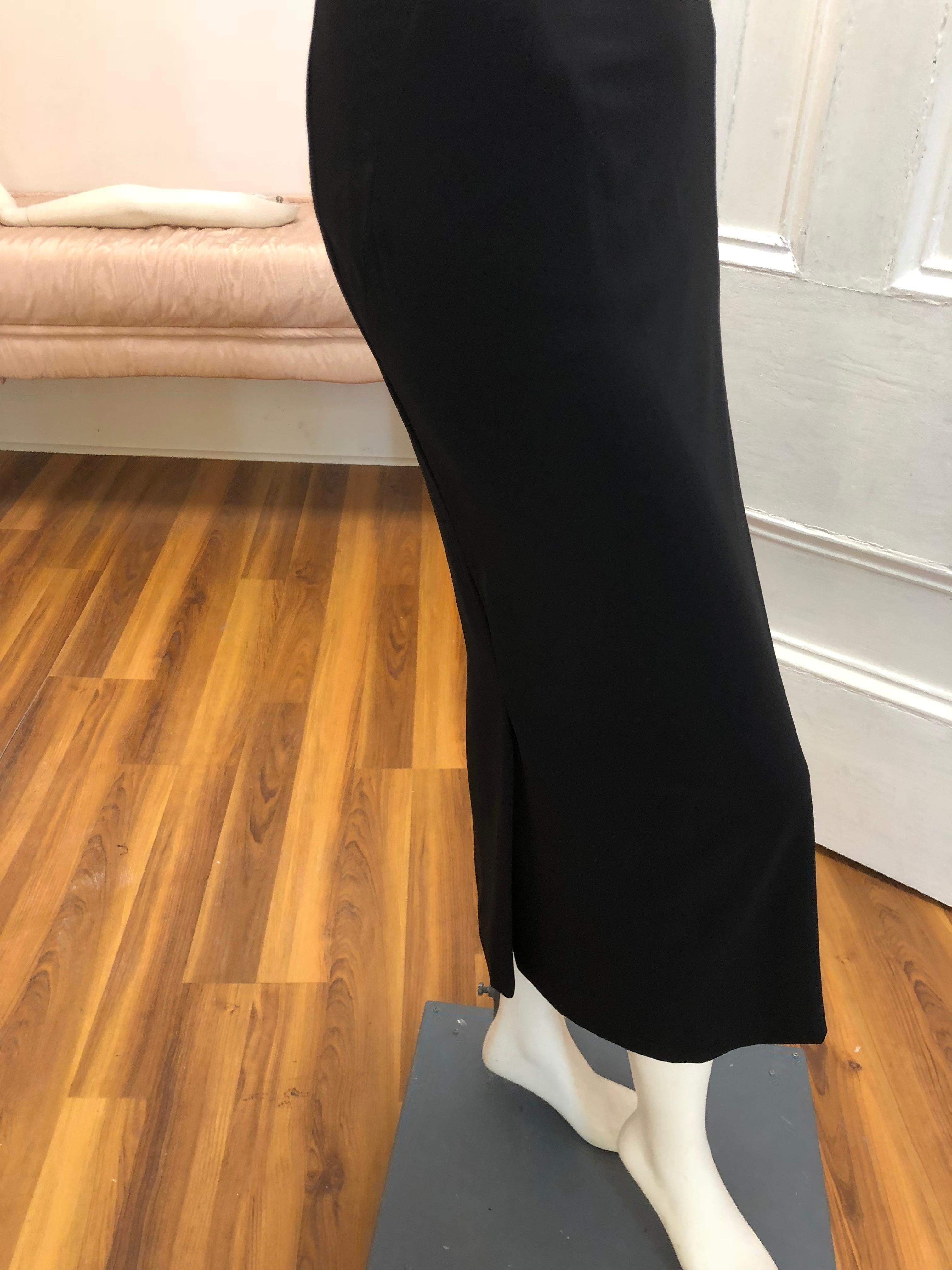 Very fine long wool skirt with a soft mesh lining and two pleats, one on the side and another 3/4 of the way on the back. The skirt has a nice weight and darting. It can be worn day or evening.