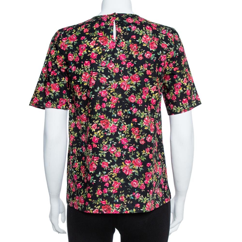 Dolce & Gabbana brings to you this lovely top that can be paired with almost anything in your closet. This cotton top has a simple neckline, short sleeves, and floral prints all over. It is sure to give you a comfortable fit.

