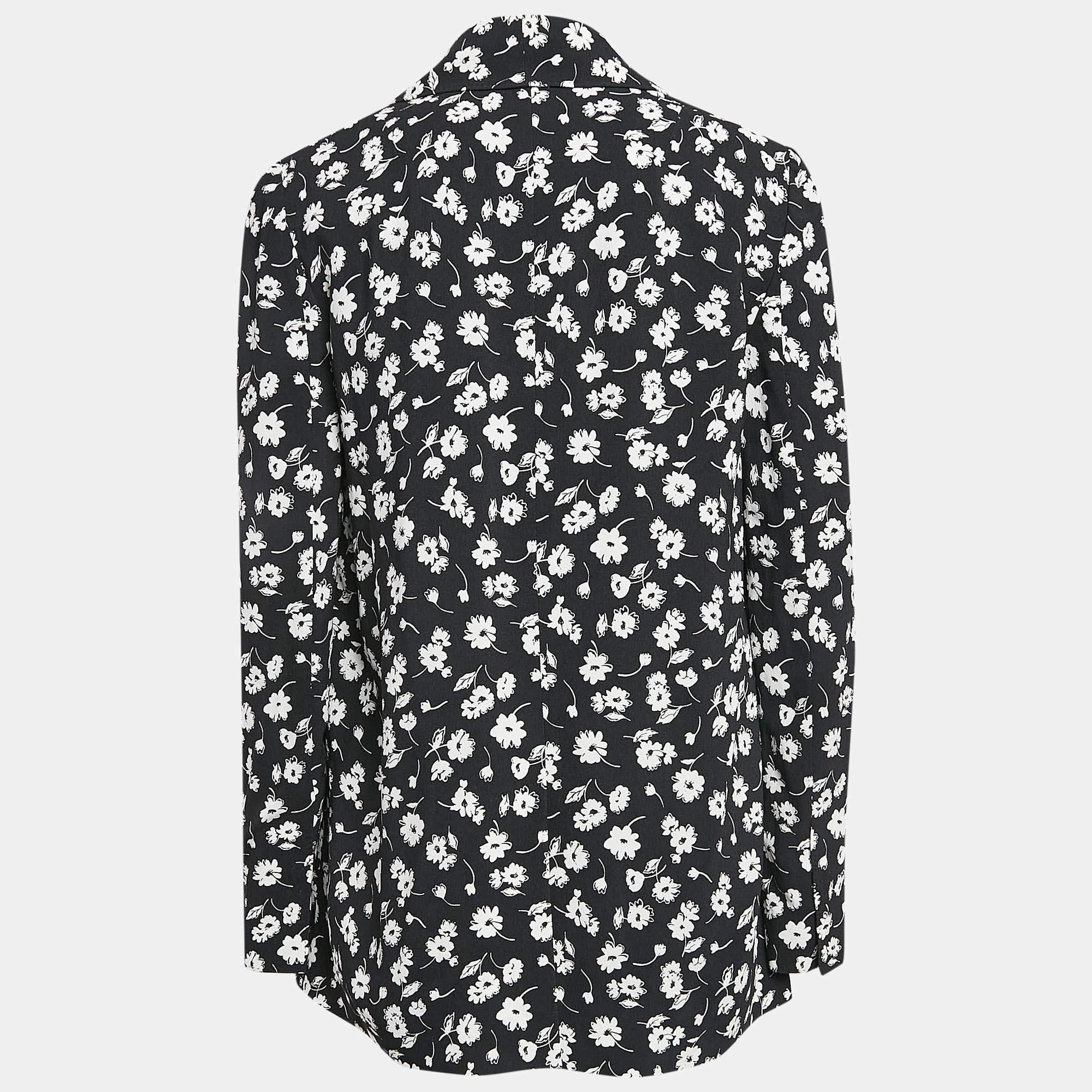 This blazer brings you both class and luxury as you wear it. It is highlighted with long sleeves and classic details thus granting a polished formal finish.
