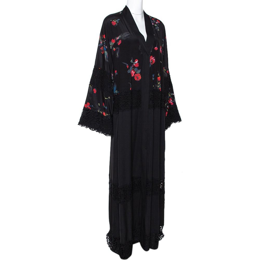 Don this stunning Abaya from Dolce & Gabbana. Crafted from quality materials, this ensemble comes in a classic shade of black. It flaunts a floral print and intricate silk lace trims that add a touch of femininity. It has a v-neck, long sleeves, a