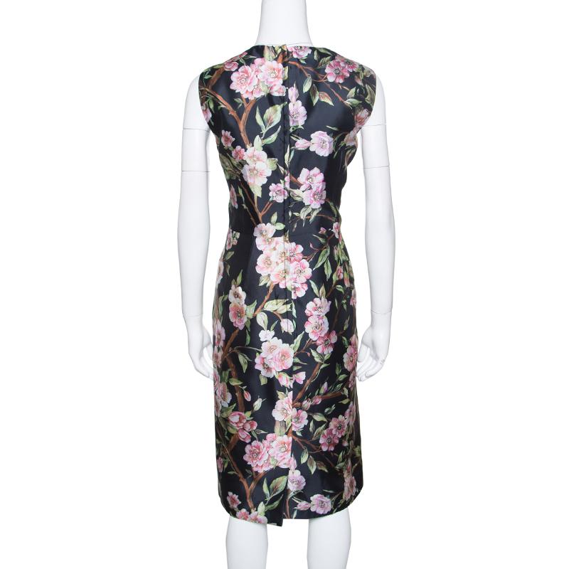How lovely does this sleeveless dress from Dolce and Gabbana look! The black dress is made of a silk blend and features a beautiful floral printed pattern all over it. It flaunts a flattering silhouette along with a round neckline and a zip closure