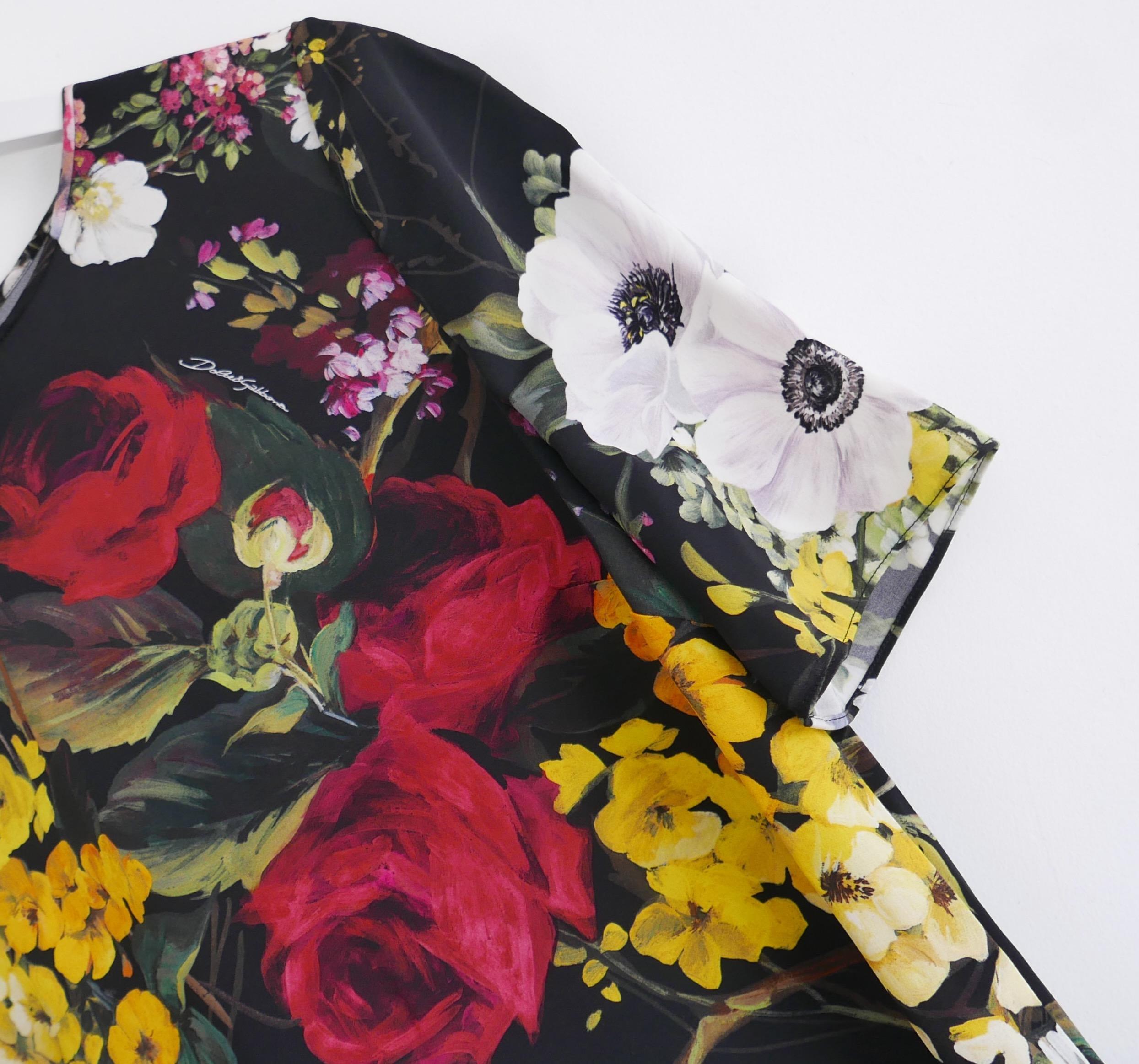 Top Dolce & Gabbana à imprimé floral dramatique. Acheté pour 950 livres sterling et jamais porté. Confectionné en soie noire et élasthanne super douce, il est orné d'un superbe imprimé floral mixte rouge, jaune et blanc. Il présente un style