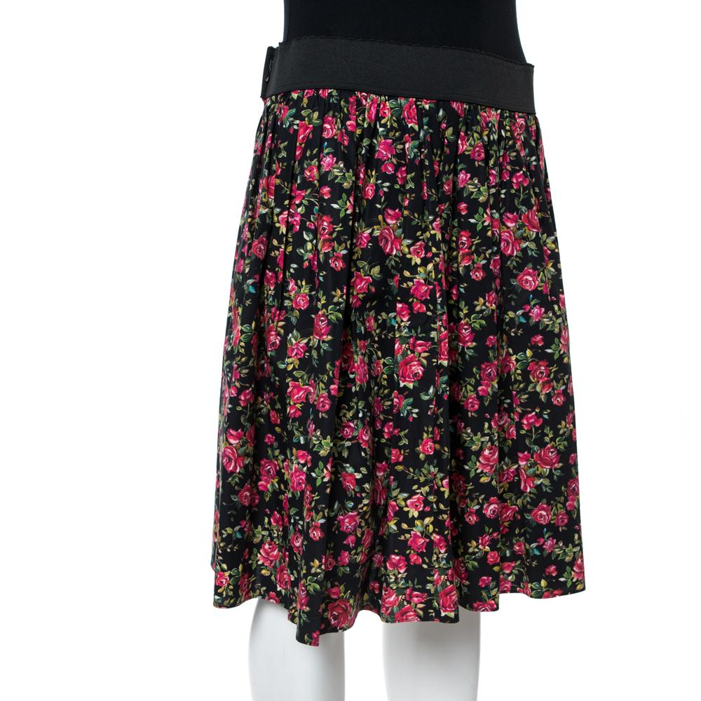 Dolce & Gabbana's skirt is graced with a flare that adds a subtle feminine charm to it. It comes in a beautiful black color with a lovely floral print all over and subtle pleats. Wear this with a statement top and heels for a chic evening look.

