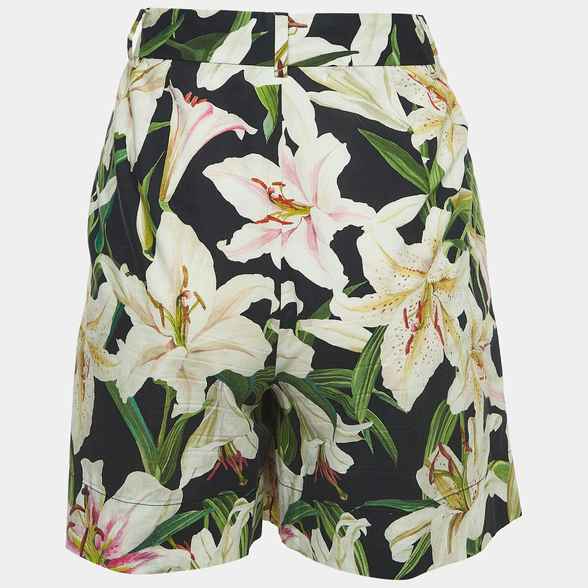 Relaxed days call for a pair of shorts like this. Stitched using high-quality fabric, these designer shorts are styled with classic details and have a superb length. Wear it with T-shirts.

