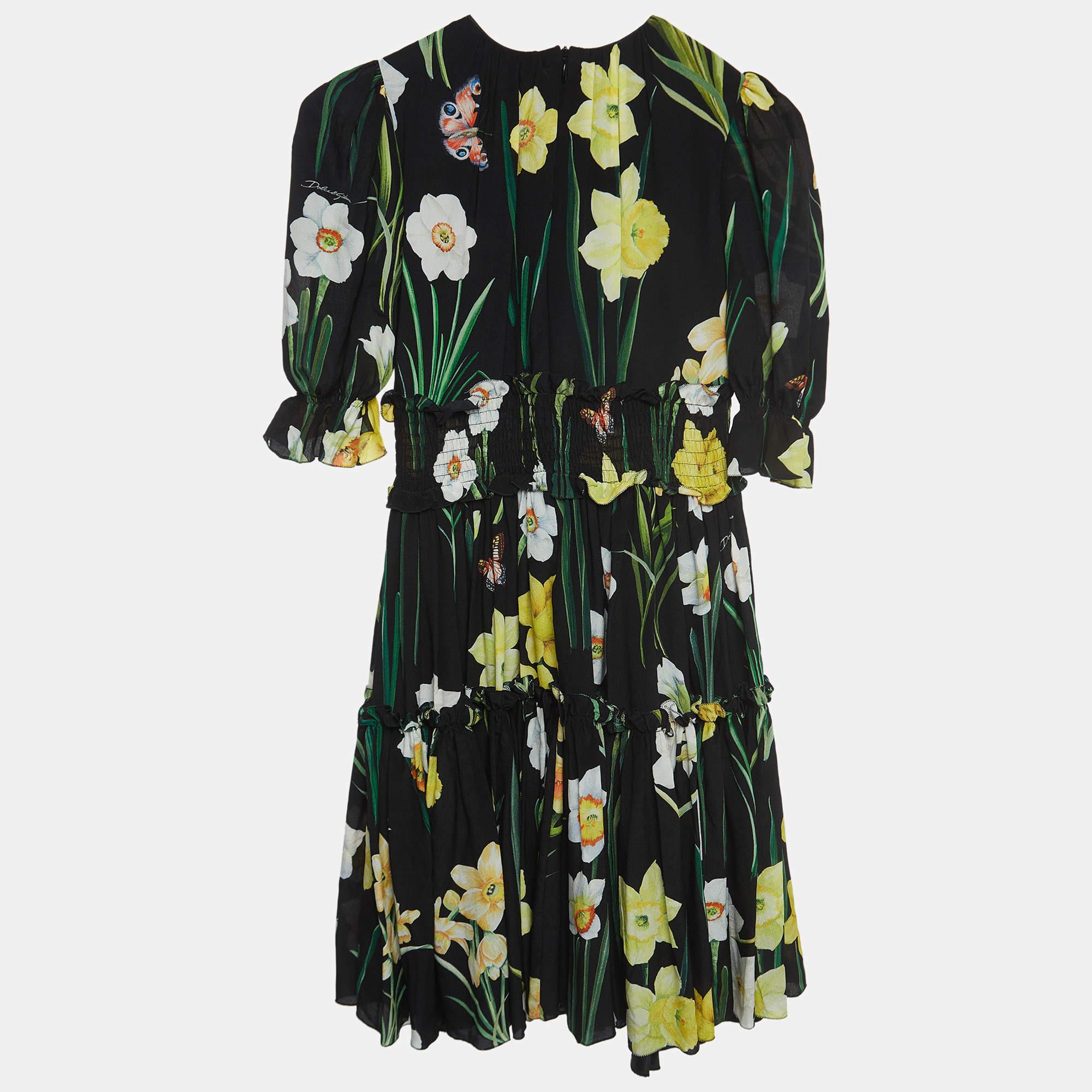 Conçue pour les 9-10 ans, cette robe noire Dolce and Gabbana bénéficie d'une construction méticuleuse, d'un grand confort et de couleurs douces. L'imprimé floral ajoute une touche de beauté, créant ainsi une pièce à la pointe de la mode pour votre