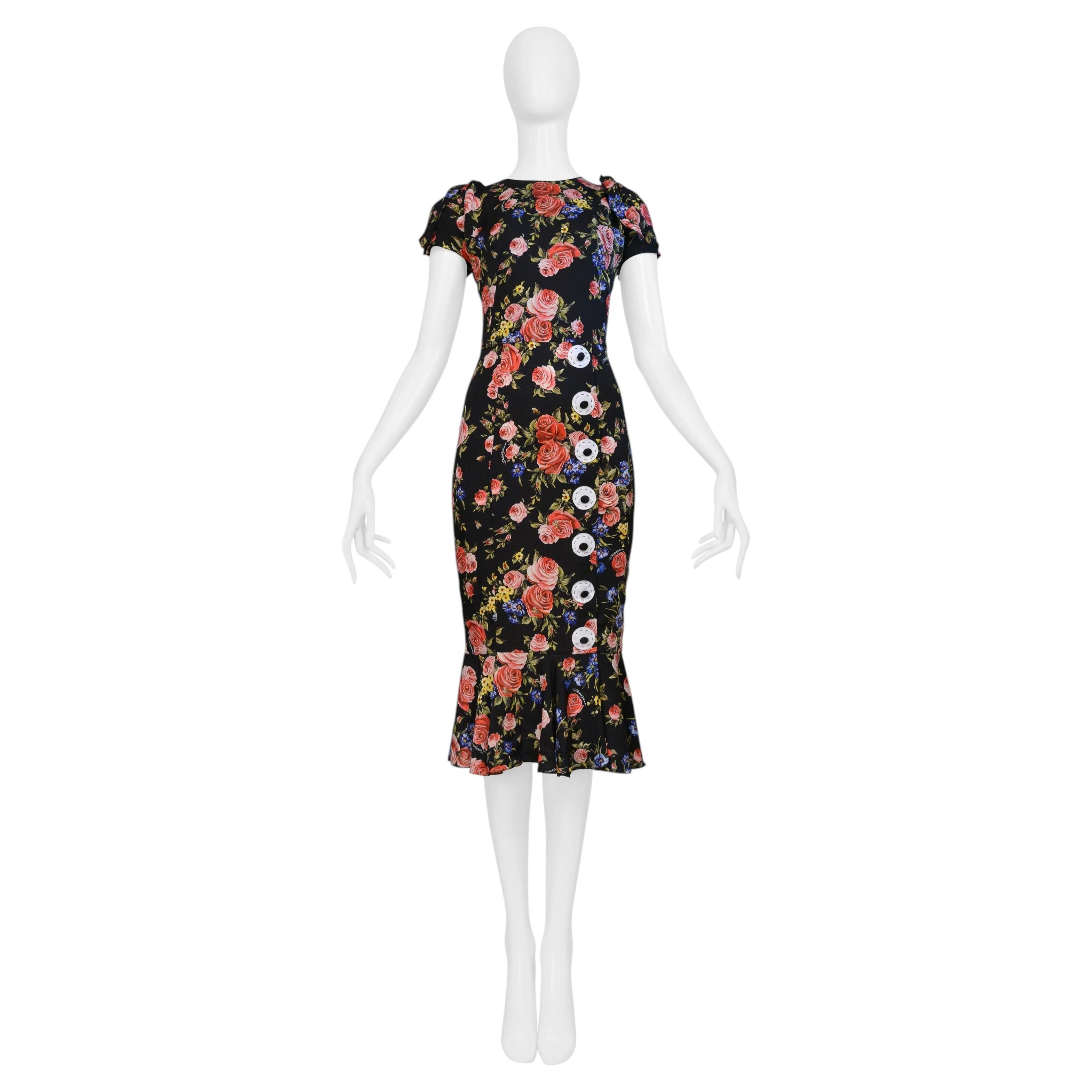 Dolce & Gabbana – Schwarzes Seidenkleid mit Blumenmuster und Knopfapplikationen, 2017