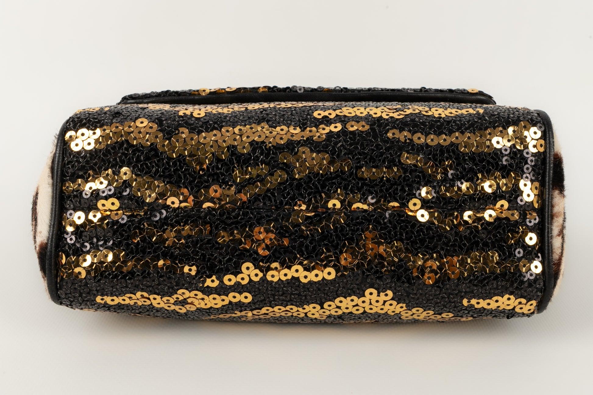 Dolce & Gabbana Sac Sicily en peau de poulain noire avec paillettes et éléments métalliques dorés en vente 1