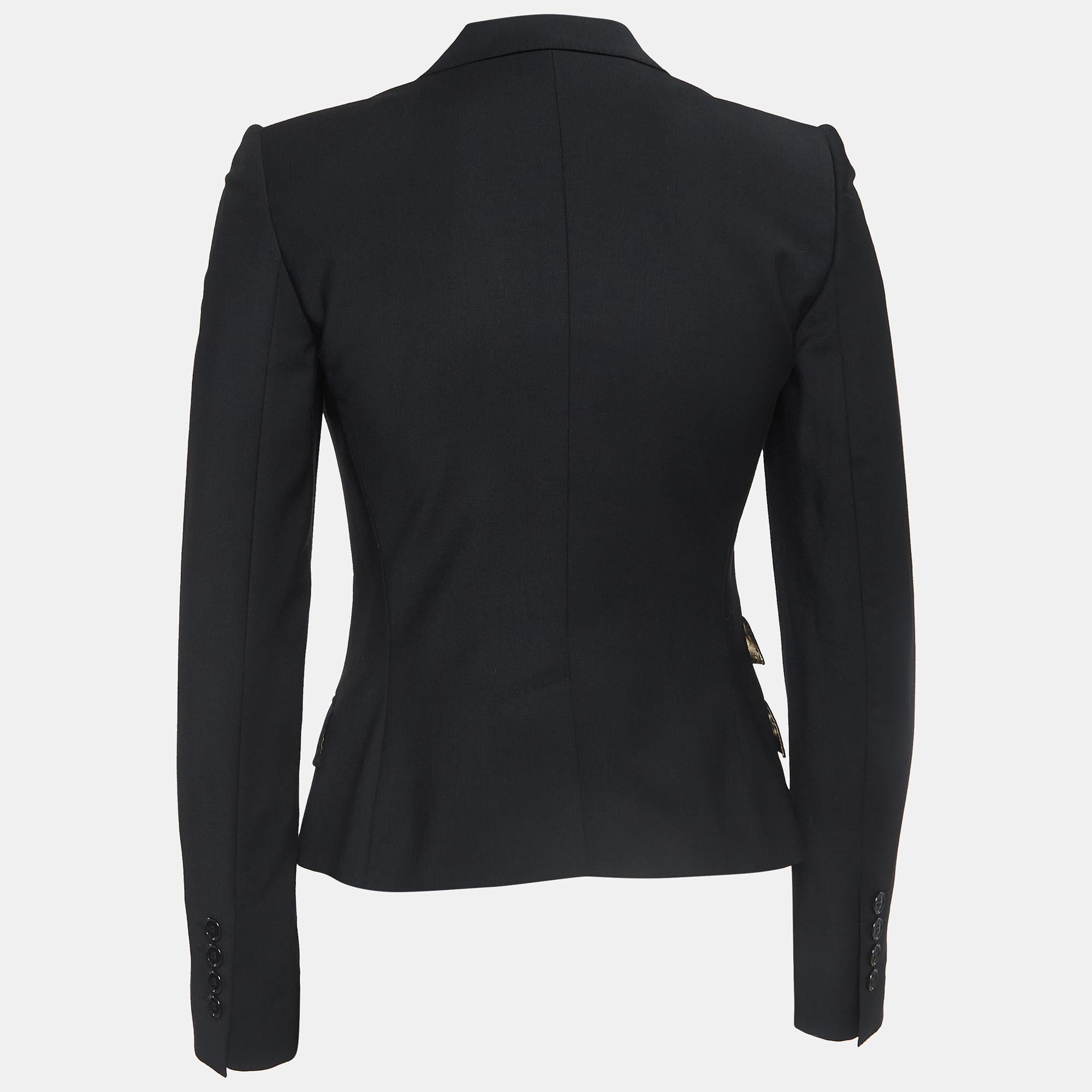 \This blazer brings you both class and luxury as you wear it. It is highlighted with long sleeves and classic details, thus granting a polished, formal finish.

