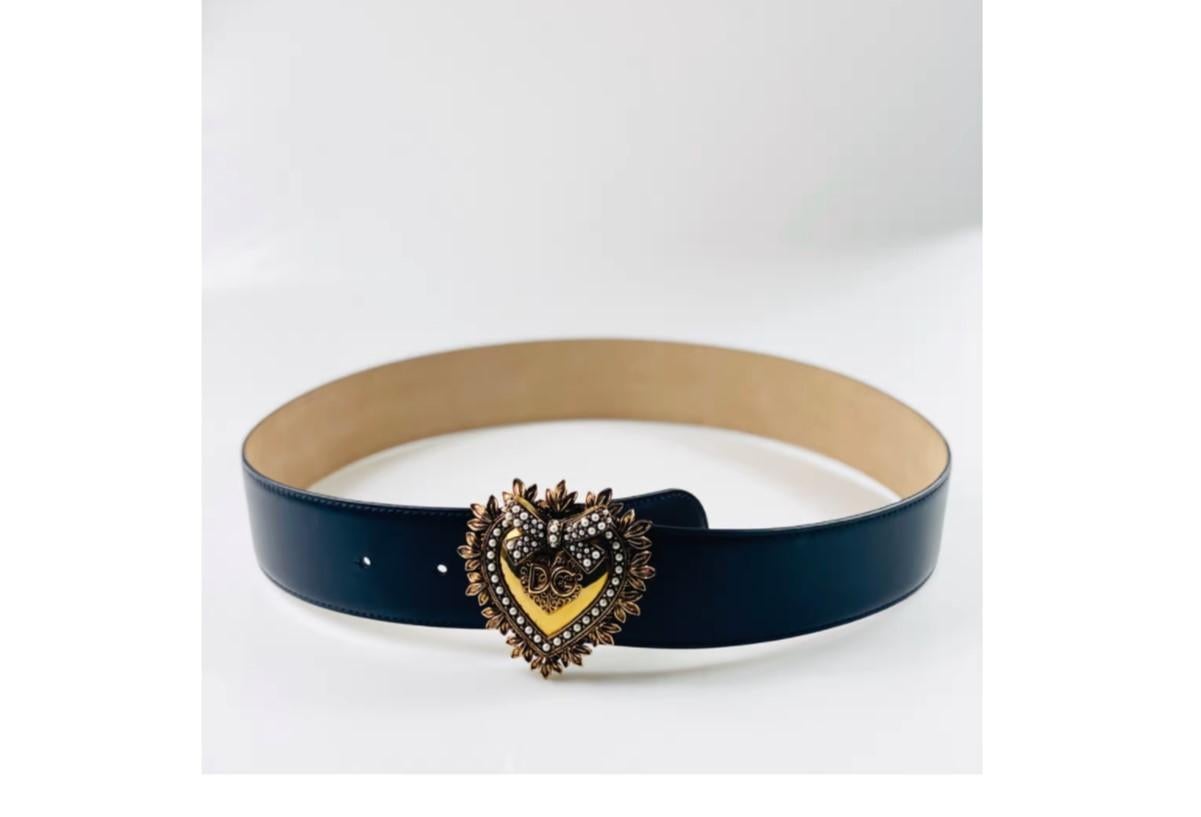 Dolce & Gabbana Devotion Sacred Heart faux pearls embellished black leather belt

Size 90cm, width 4,7cm

100% Calfskin 

Brand new with the tags, dustbag. 

Please check my other DG clothing & accessories! 