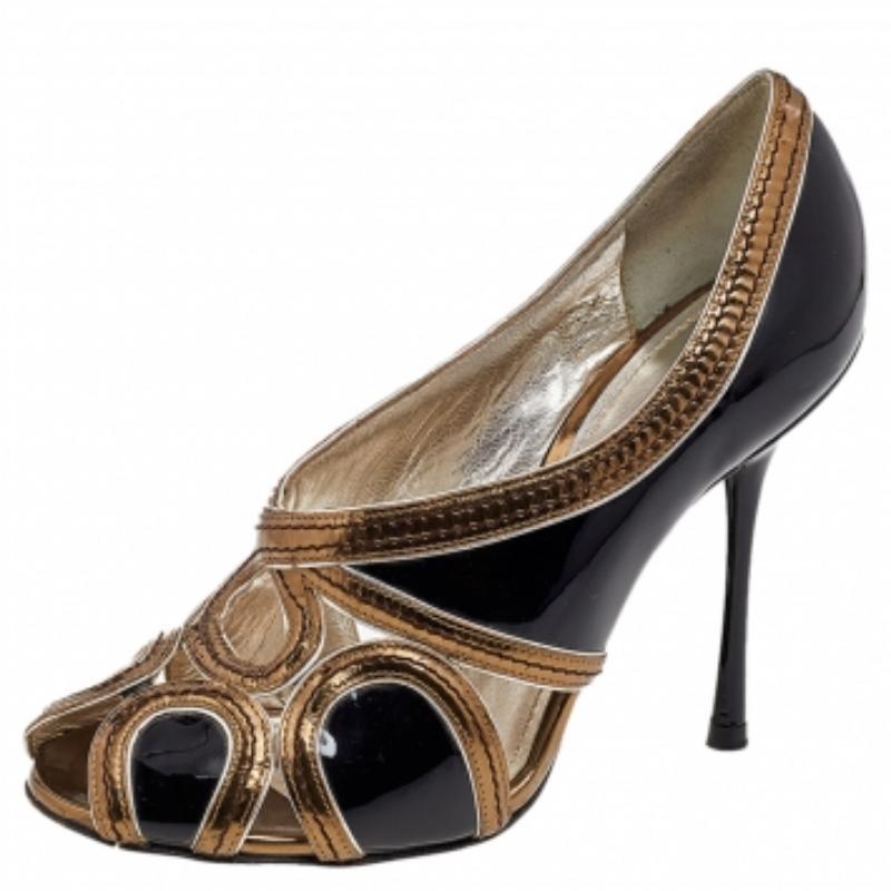 Dona eleganza e classe al tuo abbigliamento con queste décolleté della Maison Dolce & Gabbana. Realizzate in vernice nero-oro e pelle, hanno la punta a spillo, la tomaia tagliata e il tacco sottile. Aggiungi queste décolleté alla tua collezione e