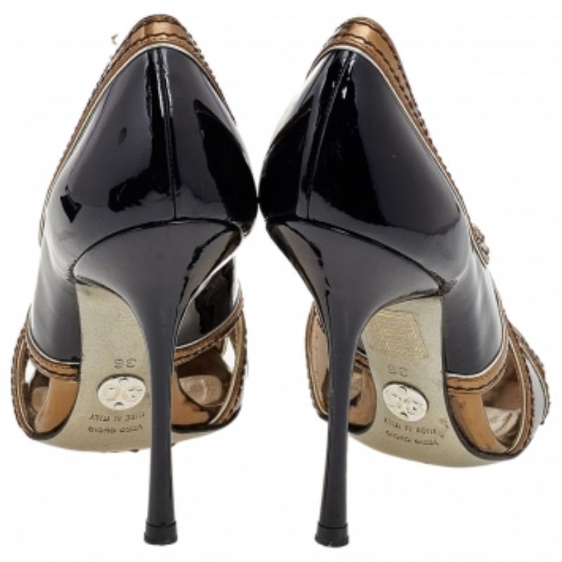Dolce & Gabbana Nero/Oro in vernice e pelle Peep Toe Pumps Taglia 36 in vendita 1
