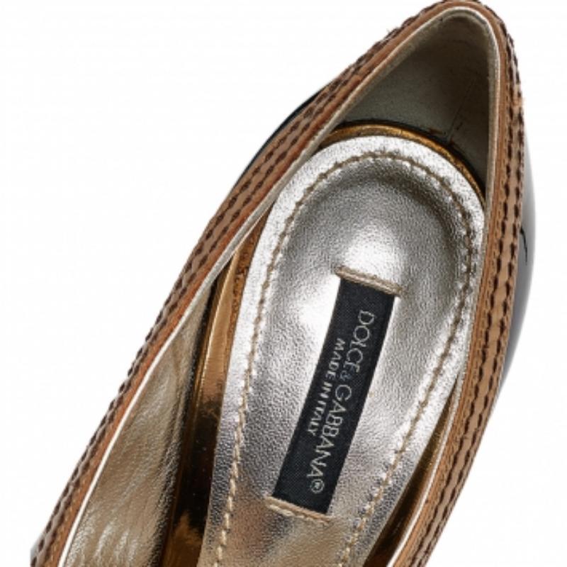 Dolce & Gabbana Nero/Oro in vernice e pelle Peep Toe Pumps Taglia 36 in vendita 2