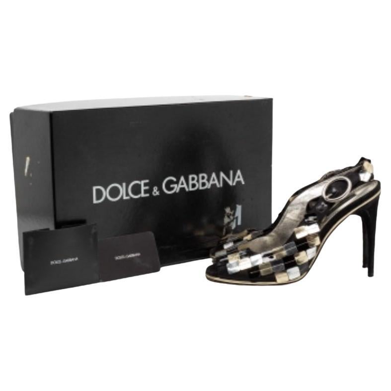 Haz que se note cada uno de tus pasos con estas sandalias Dolce & Gabbana. Llamativos con motivos coloridos, están diseñados a partir de satén y ante. Los tacones de 11 cm de este par añaden un atractivo llamativo a tu atuendo.