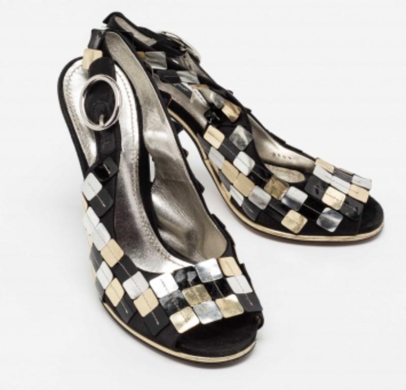 Dolce & Gabbana Sandalias negras/doradas con correa en el tobillo tamaño 38.5 en Bueno estado para la venta en Dubai, Al Qouz 2