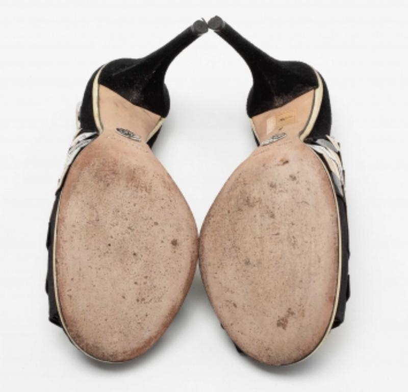 Dolce & Gabbana Sandalias negras/doradas con correa en el tobillo tamaño 38.5 en venta 2