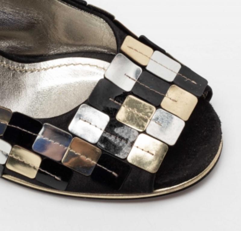Dolce & Gabbana Sandalias negras/doradas con correa en el tobillo tamaño 38.5 en venta 3
